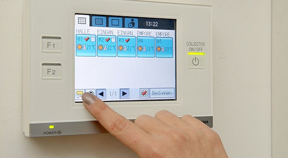 Bedienelement der Klimaanlage mit Touchpad, auf dem die Temperatur eingestellt wird.