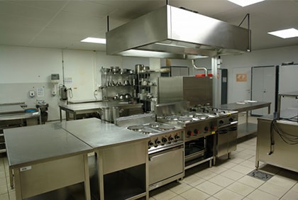 Küche aus Edelstahl mit Lüftungsanlage