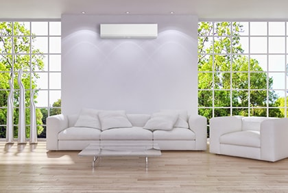 Weißes modernes Wohnzimmer mit Klimaanlage